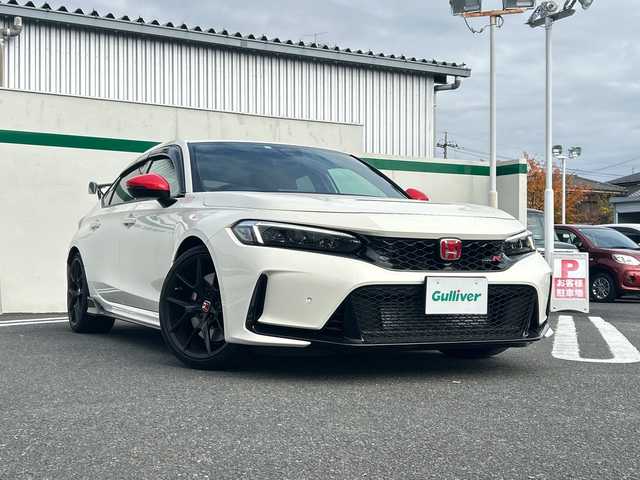 ホンダ シビック タイプR 東京都 2023(令5)年 0.5万km チャンピオンシップホワイト ワンオーナー/Honda CONNECT ディスプレーフルセグナビ/(Bluetooth/USB/ビルトインETC2.0)/Type10.2インチデジタルグラフィックメーター/純正19インチリバースリムアルミホイール/純正センターコンソールカーボンパネル/純正テールゲートカーボンスポイラー/純正ブラックアルミマイトシフトノブ/純正ユーロホーン/純正ドアミラーカバーレッド/純正フロアカーペットマット/純正フロントラバーマット/純正オールシーズンリアマット/純正オールシーズンラバーリアマット/純正前後ドライブレコーダー(DRH-224SD)/純正ドアバイザー/純正ライセンスフレーム(前後)/無限ハイドロフィリックLEDミラー/Honda SENSING/バックカメラ/Honda LogR/横滑り防止装置/コーナーセンサー(前後)/純正LEDヘッドライト/カーテンエアバック/スマートキー/スペアキー1本/保証書