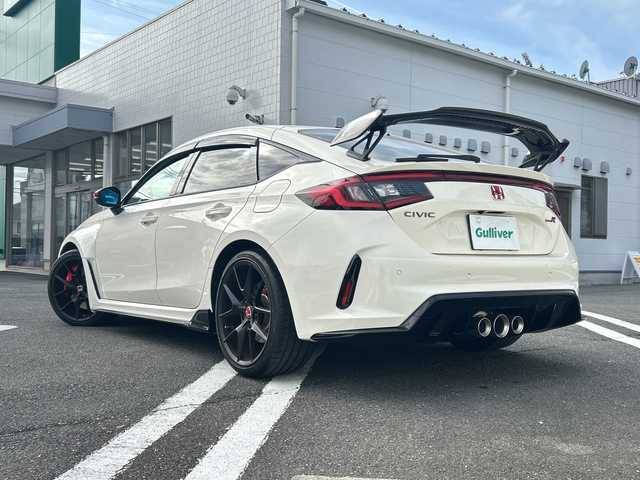 ホンダ シビック タイプR 東京都 2023(令5)年 0.5万km チャンピオンシップホワイト ワンオーナー/Honda CONNECT ディスプレーフルセグナビ/(Bluetooth/USB/ビルトインETC2.0)/Type10.2インチデジタルグラフィックメーター/純正19インチリバースリムアルミホイール/純正センターコンソールカーボンパネル/純正テールゲートカーボンスポイラー/純正ブラックアルミマイトシフトノブ/純正ユーロホーン/純正ドアミラーカバーレッド/純正フロアカーペットマット/純正フロントラバーマット/純正オールシーズンリアマット/純正オールシーズンラバーリアマット/純正前後ドライブレコーダー(DRH-224SD)/純正ドアバイザー/純正ライセンスフレーム(前後)/無限ハイドロフィリックLEDミラー/Honda SENSING/バックカメラ/Honda LogR/横滑り防止装置/コーナーセンサー(前後)/純正LEDヘッドライト/カーテンエアバック/スマートキー/スペアキー1本/保証書