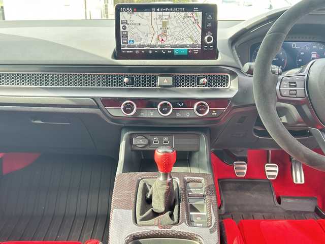 ホンダ シビック タイプR 東京都 2023(令5)年 0.5万km チャンピオンシップホワイト ワンオーナー/Honda CONNECT ディスプレーフルセグナビ/(Bluetooth/USB/ビルトインETC2.0)/Type10.2インチデジタルグラフィックメーター/純正19インチリバースリムアルミホイール/純正センターコンソールカーボンパネル/純正テールゲートカーボンスポイラー/純正ブラックアルミマイトシフトノブ/純正ユーロホーン/純正ドアミラーカバーレッド/純正フロアカーペットマット/純正フロントラバーマット/純正オールシーズンリアマット/純正オールシーズンラバーリアマット/純正前後ドライブレコーダー(DRH-224SD)/純正ドアバイザー/純正ライセンスフレーム(前後)/無限ハイドロフィリックLEDミラー/Honda SENSING/バックカメラ/Honda LogR/横滑り防止装置/コーナーセンサー(前後)/純正LEDヘッドライト/カーテンエアバック/スマートキー/スペアキー1本/保証書