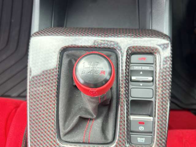 ホンダ シビック タイプR 東京都 2023(令5)年 0.5万km チャンピオンシップホワイト ワンオーナー/Honda CONNECT ディスプレーフルセグナビ/(Bluetooth/USB/ビルトインETC2.0)/Type10.2インチデジタルグラフィックメーター/純正19インチリバースリムアルミホイール/純正センターコンソールカーボンパネル/純正テールゲートカーボンスポイラー/純正ブラックアルミマイトシフトノブ/純正ユーロホーン/純正ドアミラーカバーレッド/純正フロアカーペットマット/純正フロントラバーマット/純正オールシーズンリアマット/純正オールシーズンラバーリアマット/純正前後ドライブレコーダー(DRH-224SD)/純正ドアバイザー/純正ライセンスフレーム(前後)/無限ハイドロフィリックLEDミラー/Honda SENSING/バックカメラ/Honda LogR/横滑り防止装置/コーナーセンサー(前後)/純正LEDヘッドライト/カーテンエアバック/スマートキー/スペアキー1本/保証書