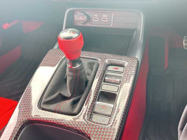 ホンダ シビック タイプR 東京都 2023(令5)年 0.5万km チャンピオンシップホワイト ワンオーナー/Honda CONNECT ディスプレーフルセグナビ/(Bluetooth/USB/ビルトインETC2.0)/Type10.2インチデジタルグラフィックメーター/純正19インチリバースリムアルミホイール/純正センターコンソールカーボンパネル/純正テールゲートカーボンスポイラー/純正ブラックアルミマイトシフトノブ/純正ユーロホーン/純正ドアミラーカバーレッド/純正フロアカーペットマット/純正フロントラバーマット/純正オールシーズンリアマット/純正オールシーズンラバーリアマット/純正前後ドライブレコーダー(DRH-224SD)/純正ドアバイザー/純正ライセンスフレーム(前後)/無限ハイドロフィリックLEDミラー/Honda SENSING/バックカメラ/Honda LogR/横滑り防止装置/コーナーセンサー(前後)/純正LEDヘッドライト/カーテンエアバック/スマートキー/スペアキー1本/保証書