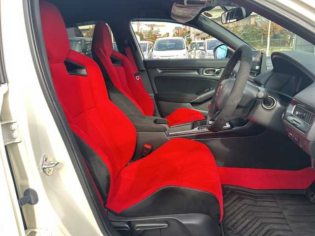 ホンダ シビック タイプR 東京都 2023(令5)年 0.5万km チャンピオンシップホワイト ワンオーナー/Honda CONNECT ディスプレーフルセグナビ/(Bluetooth/USB/ビルトインETC2.0)/Type10.2インチデジタルグラフィックメーター/純正19インチリバースリムアルミホイール/純正センターコンソールカーボンパネル/純正テールゲートカーボンスポイラー/純正ブラックアルミマイトシフトノブ/純正ユーロホーン/純正ドアミラーカバーレッド/純正フロアカーペットマット/純正フロントラバーマット/純正オールシーズンリアマット/純正オールシーズンラバーリアマット/純正前後ドライブレコーダー(DRH-224SD)/純正ドアバイザー/純正ライセンスフレーム(前後)/無限ハイドロフィリックLEDミラー/Honda SENSING/バックカメラ/Honda LogR/横滑り防止装置/コーナーセンサー(前後)/純正LEDヘッドライト/カーテンエアバック/スマートキー/スペアキー1本/保証書