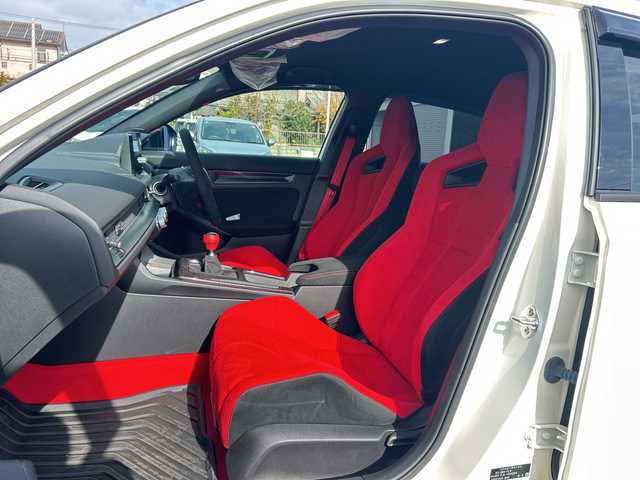 ホンダ シビック タイプR 東京都 2023(令5)年 0.5万km チャンピオンシップホワイト ワンオーナー/Honda CONNECT ディスプレーフルセグナビ/(Bluetooth/USB/ビルトインETC2.0)/Type10.2インチデジタルグラフィックメーター/純正19インチリバースリムアルミホイール/純正センターコンソールカーボンパネル/純正テールゲートカーボンスポイラー/純正ブラックアルミマイトシフトノブ/純正ユーロホーン/純正ドアミラーカバーレッド/純正フロアカーペットマット/純正フロントラバーマット/純正オールシーズンリアマット/純正オールシーズンラバーリアマット/純正前後ドライブレコーダー(DRH-224SD)/純正ドアバイザー/純正ライセンスフレーム(前後)/無限ハイドロフィリックLEDミラー/Honda SENSING/バックカメラ/Honda LogR/横滑り防止装置/コーナーセンサー(前後)/純正LEDヘッドライト/カーテンエアバック/スマートキー/スペアキー1本/保証書