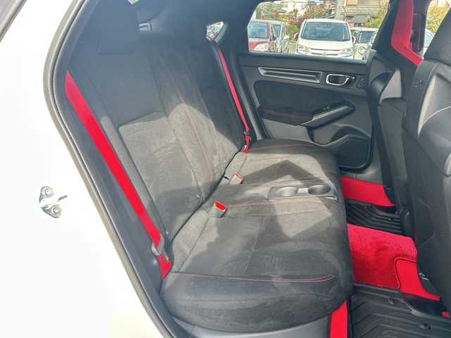 ホンダ シビック タイプR 東京都 2023(令5)年 0.5万km チャンピオンシップホワイト ワンオーナー/Honda CONNECT ディスプレーフルセグナビ/(Bluetooth/USB/ビルトインETC2.0)/Type10.2インチデジタルグラフィックメーター/純正19インチリバースリムアルミホイール/純正センターコンソールカーボンパネル/純正テールゲートカーボンスポイラー/純正ブラックアルミマイトシフトノブ/純正ユーロホーン/純正ドアミラーカバーレッド/純正フロアカーペットマット/純正フロントラバーマット/純正オールシーズンリアマット/純正オールシーズンラバーリアマット/純正前後ドライブレコーダー(DRH-224SD)/純正ドアバイザー/純正ライセンスフレーム(前後)/無限ハイドロフィリックLEDミラー/Honda SENSING/バックカメラ/Honda LogR/横滑り防止装置/コーナーセンサー(前後)/純正LEDヘッドライト/カーテンエアバック/スマートキー/スペアキー1本/保証書