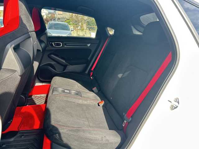 ホンダ シビック タイプR 東京都 2023(令5)年 0.5万km チャンピオンシップホワイト ワンオーナー/Honda CONNECT ディスプレーフルセグナビ/(Bluetooth/USB/ビルトインETC2.0)/Type10.2インチデジタルグラフィックメーター/純正19インチリバースリムアルミホイール/純正センターコンソールカーボンパネル/純正テールゲートカーボンスポイラー/純正ブラックアルミマイトシフトノブ/純正ユーロホーン/純正ドアミラーカバーレッド/純正フロアカーペットマット/純正フロントラバーマット/純正オールシーズンリアマット/純正オールシーズンラバーリアマット/純正前後ドライブレコーダー(DRH-224SD)/純正ドアバイザー/純正ライセンスフレーム(前後)/無限ハイドロフィリックLEDミラー/Honda SENSING/バックカメラ/Honda LogR/横滑り防止装置/コーナーセンサー(前後)/純正LEDヘッドライト/カーテンエアバック/スマートキー/スペアキー1本/保証書