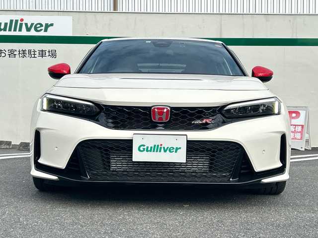 ホンダ シビック タイプR 東京都 2023(令5)年 0.5万km チャンピオンシップホワイト ワンオーナー/Honda CONNECT ディスプレーフルセグナビ/(Bluetooth/USB/ビルトインETC2.0)/Type10.2インチデジタルグラフィックメーター/純正19インチリバースリムアルミホイール/純正センターコンソールカーボンパネル/純正テールゲートカーボンスポイラー/純正ブラックアルミマイトシフトノブ/純正ユーロホーン/純正ドアミラーカバーレッド/純正フロアカーペットマット/純正フロントラバーマット/純正オールシーズンリアマット/純正オールシーズンラバーリアマット/純正前後ドライブレコーダー(DRH-224SD)/純正ドアバイザー/純正ライセンスフレーム(前後)/無限ハイドロフィリックLEDミラー/Honda SENSING/バックカメラ/Honda LogR/横滑り防止装置/コーナーセンサー(前後)/純正LEDヘッドライト/カーテンエアバック/スマートキー/スペアキー1本/保証書