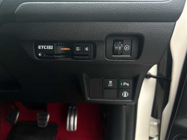 ホンダ シビック タイプR 東京都 2023(令5)年 0.5万km チャンピオンシップホワイト ワンオーナー/Honda CONNECT ディスプレーフルセグナビ/(Bluetooth/USB/ビルトインETC2.0)/Type10.2インチデジタルグラフィックメーター/純正19インチリバースリムアルミホイール/純正センターコンソールカーボンパネル/純正テールゲートカーボンスポイラー/純正ブラックアルミマイトシフトノブ/純正ユーロホーン/純正ドアミラーカバーレッド/純正フロアカーペットマット/純正フロントラバーマット/純正オールシーズンリアマット/純正オールシーズンラバーリアマット/純正前後ドライブレコーダー(DRH-224SD)/純正ドアバイザー/純正ライセンスフレーム(前後)/無限ハイドロフィリックLEDミラー/Honda SENSING/バックカメラ/Honda LogR/横滑り防止装置/コーナーセンサー(前後)/純正LEDヘッドライト/カーテンエアバック/スマートキー/スペアキー1本/保証書