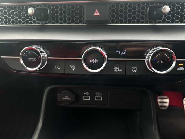 ホンダ シビック タイプR 東京都 2023(令5)年 0.5万km チャンピオンシップホワイト ワンオーナー/Honda CONNECT ディスプレーフルセグナビ/(Bluetooth/USB/ビルトインETC2.0)/Type10.2インチデジタルグラフィックメーター/純正19インチリバースリムアルミホイール/純正センターコンソールカーボンパネル/純正テールゲートカーボンスポイラー/純正ブラックアルミマイトシフトノブ/純正ユーロホーン/純正ドアミラーカバーレッド/純正フロアカーペットマット/純正フロントラバーマット/純正オールシーズンリアマット/純正オールシーズンラバーリアマット/純正前後ドライブレコーダー(DRH-224SD)/純正ドアバイザー/純正ライセンスフレーム(前後)/無限ハイドロフィリックLEDミラー/Honda SENSING/バックカメラ/Honda LogR/横滑り防止装置/コーナーセンサー(前後)/純正LEDヘッドライト/カーテンエアバック/スマートキー/スペアキー1本/保証書