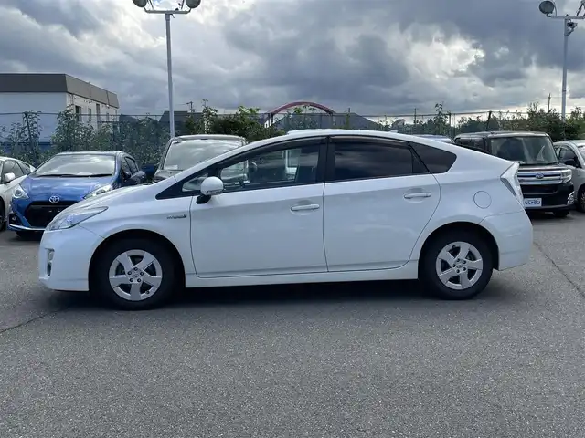 トヨタ プリウス S 東京都 2011(平23)年 8.1万km パール (株)IDOMが運営する【じしゃロン昭島店】の自社ローン専用車両になります。/こちらは現金またはオートローンご利用時の価格です。自社ローンご希望の方は別途その旨お申付け下さい/社外ナビ（HDD・DVD）/TV/バックカメラ/ワンオーナ-/スマートキー/ウィンカーミラー/オートライト/純正フロアマット/純正アルミホイール