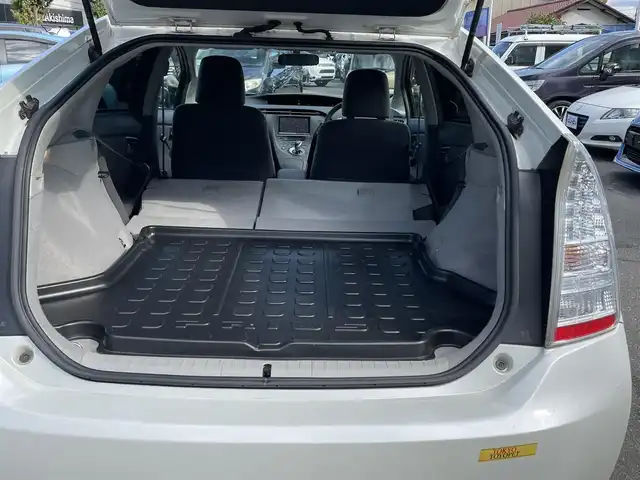 トヨタ プリウス S 東京都 2011(平23)年 8.1万km パール (株)IDOMが運営する【じしゃロン昭島店】の自社ローン専用車両になります。/こちらは現金またはオートローンご利用時の価格です。自社ローンご希望の方は別途その旨お申付け下さい/社外ナビ（HDD・DVD）/TV/バックカメラ/ワンオーナ-/スマートキー/ウィンカーミラー/オートライト/純正フロアマット/純正アルミホイール