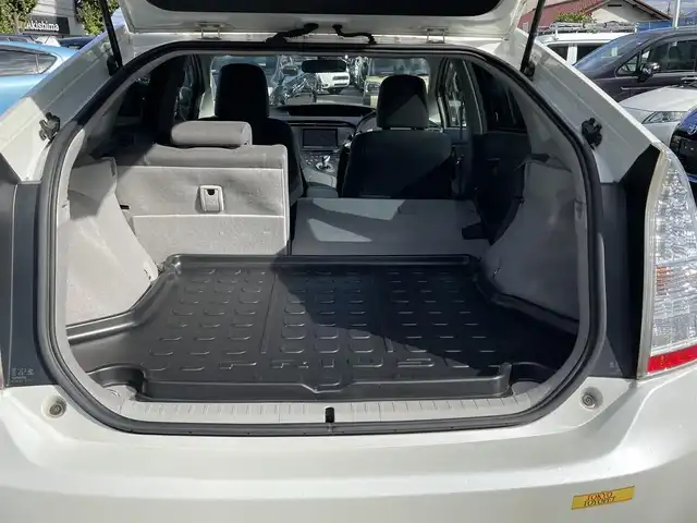 トヨタ プリウス S 東京都 2011(平23)年 8.1万km パール (株)IDOMが運営する【じしゃロン昭島店】の自社ローン専用車両になります。/こちらは現金またはオートローンご利用時の価格です。自社ローンご希望の方は別途その旨お申付け下さい/社外ナビ（HDD・DVD）/TV/バックカメラ/ワンオーナ-/スマートキー/ウィンカーミラー/オートライト/純正フロアマット/純正アルミホイール