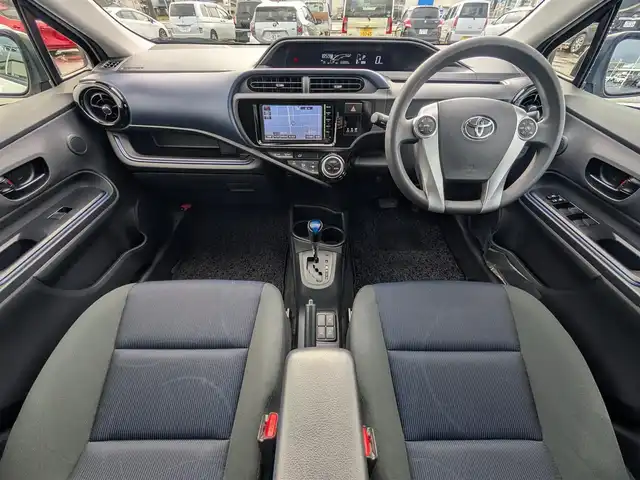 トヨタ アクア S 福井県 2015(平27)年 6万km ライムホワイトパールクリスタルシャイン 純正SDナビ/AM/FM/ワンセグ/BT/CD/AUX/バックカメラ/アイドリングストップ/横滑り防止装置/ETC/ダブルエアバッグ/純正フロアマット/LEDヘッドライト/オートライト/純正ホイルキャップ/スマートキー