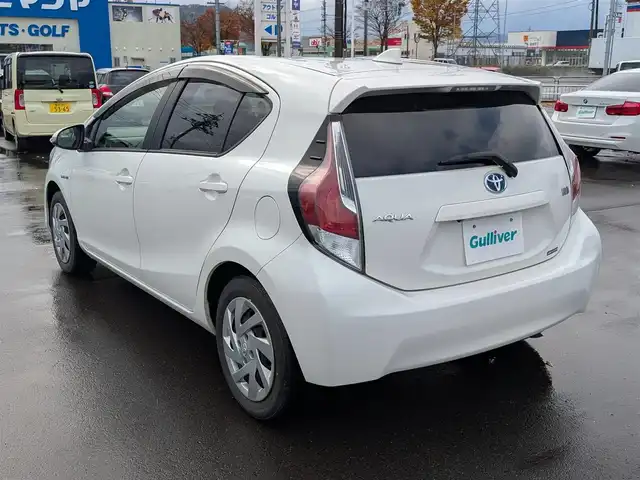 トヨタ アクア S 福井県 2015(平27)年 6万km ライムホワイトパールクリスタルシャイン 純正SDナビ/AM/FM/ワンセグ/BT/CD/AUX/バックカメラ/アイドリングストップ/横滑り防止装置/ETC/ダブルエアバッグ/純正フロアマット/LEDヘッドライト/オートライト/純正ホイルキャップ/スマートキー