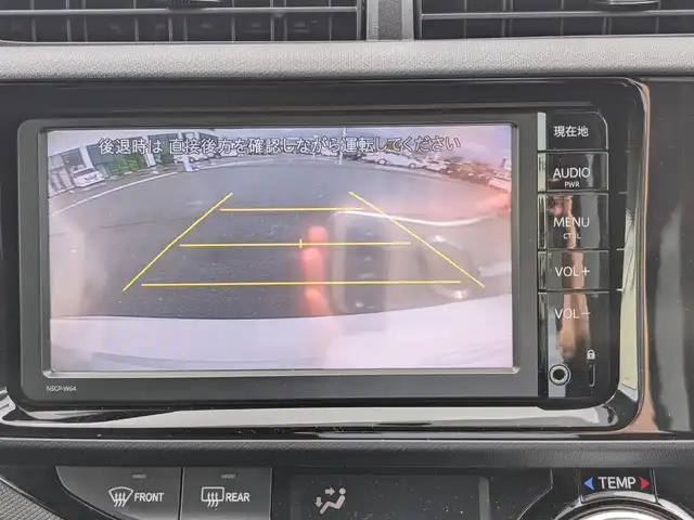 トヨタ アクア S 福井県 2015(平27)年 6万km ライムホワイトパールクリスタルシャイン 純正SDナビ/AM/FM/ワンセグ/BT/CD/AUX/バックカメラ/アイドリングストップ/横滑り防止装置/ETC/ダブルエアバッグ/純正フロアマット/LEDヘッドライト/オートライト/純正ホイルキャップ/スマートキー