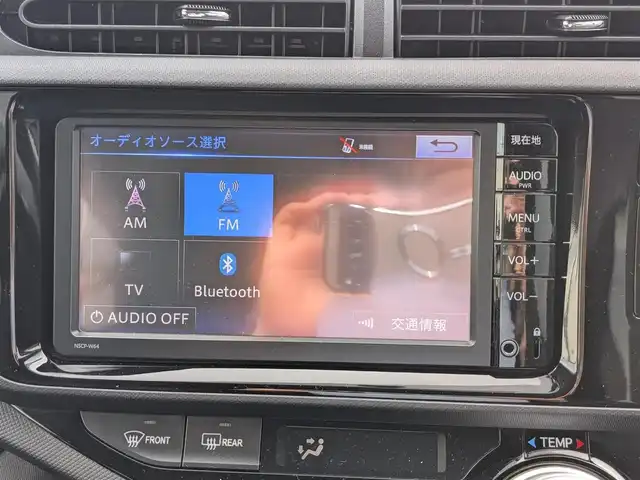 トヨタ アクア S 福井県 2015(平27)年 6万km ライムホワイトパールクリスタルシャイン 純正SDナビ/AM/FM/ワンセグ/BT/CD/AUX/バックカメラ/アイドリングストップ/横滑り防止装置/ETC/ダブルエアバッグ/純正フロアマット/LEDヘッドライト/オートライト/純正ホイルキャップ/スマートキー