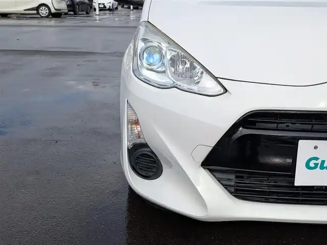 トヨタ アクア S 福井県 2015(平27)年 6万km ライムホワイトパールクリスタルシャイン 純正SDナビ/AM/FM/ワンセグ/BT/CD/AUX/バックカメラ/アイドリングストップ/横滑り防止装置/ETC/ダブルエアバッグ/純正フロアマット/LEDヘッドライト/オートライト/純正ホイルキャップ/スマートキー