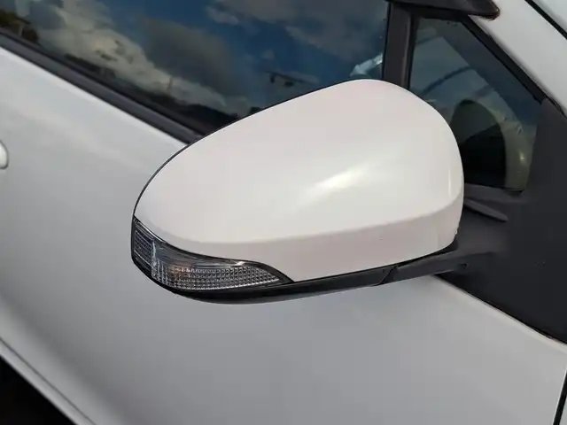 トヨタ アクア S 福井県 2015(平27)年 6万km ライムホワイトパールクリスタルシャイン 純正SDナビ/AM/FM/ワンセグ/BT/CD/AUX/バックカメラ/アイドリングストップ/横滑り防止装置/ETC/ダブルエアバッグ/純正フロアマット/LEDヘッドライト/オートライト/純正ホイルキャップ/スマートキー