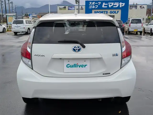 トヨタ アクア S 福井県 2015(平27)年 6万km ライムホワイトパールクリスタルシャイン 純正SDナビ/AM/FM/ワンセグ/BT/CD/AUX/バックカメラ/アイドリングストップ/横滑り防止装置/ETC/ダブルエアバッグ/純正フロアマット/LEDヘッドライト/オートライト/純正ホイルキャップ/スマートキー