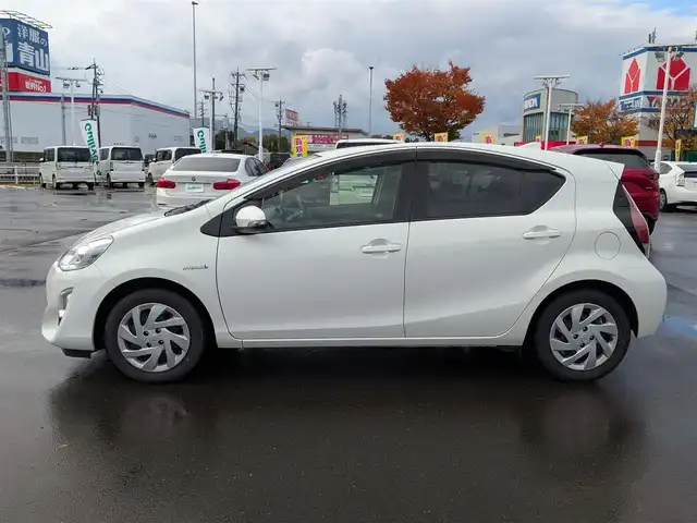 トヨタ アクア S 福井県 2015(平27)年 6万km ライムホワイトパールクリスタルシャイン 純正SDナビ/AM/FM/ワンセグ/BT/CD/AUX/バックカメラ/アイドリングストップ/横滑り防止装置/ETC/ダブルエアバッグ/純正フロアマット/LEDヘッドライト/オートライト/純正ホイルキャップ/スマートキー