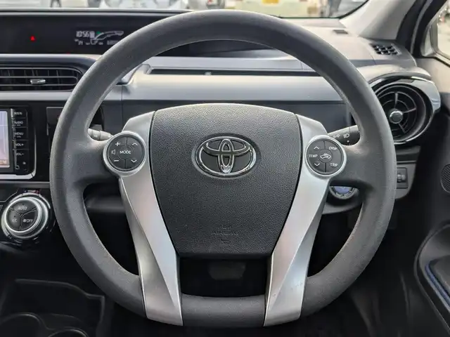 トヨタ アクア S 福井県 2015(平27)年 6万km ライムホワイトパールクリスタルシャイン 純正SDナビ/AM/FM/ワンセグ/BT/CD/AUX/バックカメラ/アイドリングストップ/横滑り防止装置/ETC/ダブルエアバッグ/純正フロアマット/LEDヘッドライト/オートライト/純正ホイルキャップ/スマートキー