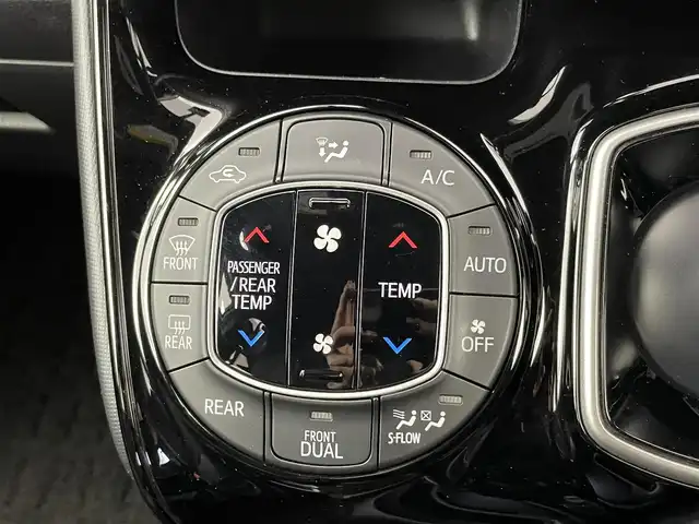 トヨタ ノア ハイブリッド Si ダブルバイビーⅡ 千葉県 2019(平31)年 5.8万km ホワイトパールクリスタルシャイン 禁煙車/トヨタセーフティセンス/・先行車発進お知らせ/・レーンディパーチャーアラート/・クリアランスソナー/・クルーズコントロール/両側パワースライドドア/純正１０型メモリナビ/・型番：NSZN-Z68T/・CD/DVD/Bluetooth/フルセグTV/・バックカメラ/・ビルトインETC/革巻きステアリング/・ステアリングスイッチ/ハーフレザーシート/・DNシートヒーター/左右独立エアコン/純正フロアマット/純正ドアバイザー/純正１６インチAW/オートライト/・オートマチックハイビーム/・LEDヘッドライト/・LEDフォグランプ