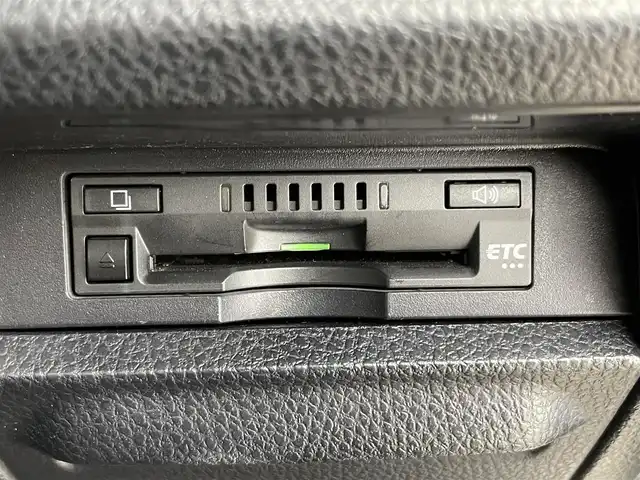 トヨタ ノア ハイブリッド Si ダブルバイビーⅡ 千葉県 2019(平31)年 5.8万km ホワイトパールクリスタルシャイン 禁煙車/トヨタセーフティセンス/・先行車発進お知らせ/・レーンディパーチャーアラート/・クリアランスソナー/・クルーズコントロール/両側パワースライドドア/純正１０型メモリナビ/・型番：NSZN-Z68T/・CD/DVD/Bluetooth/フルセグTV/・バックカメラ/・ビルトインETC/革巻きステアリング/・ステアリングスイッチ/ハーフレザーシート/・DNシートヒーター/左右独立エアコン/純正フロアマット/純正ドアバイザー/純正１６インチAW/オートライト/・オートマチックハイビーム/・LEDヘッドライト/・LEDフォグランプ