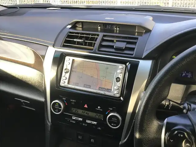 トヨタ カムリ ハイブリット 栃木県 2012(平24)年 7.8万km ホワイトパールクリスタルシャイン (株)IDOMが運営する【じしゃロン小山店】の自社ローン対象車両になります。こちらは現金ご利用時の価格です。/自社ローンご希望の方は別途その旨お申付け下さい。//純正ワンセグナビ/（CD/DVD/AM/FMラジオ）/スマートキー/プッシュスタート/ＥＴＣ/ステアリングリモコン/電動格納ドアミラー/パワーウインドウ/オートライト/防眩ミラー/シートカバー