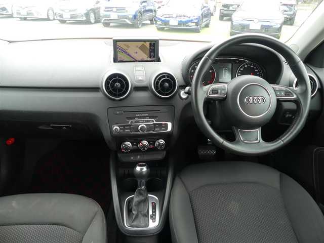 アウディ Ａ１ スポーツバック 1．4TFSI 千葉県 2012(平24)年 3.1万km ミサノレッドパールエフェクト 純正ナビ/地デジTV/【DVD/CD再生機能　Bluetooth接続】/革巻きステアリング/ETC/HID/純正15インチアルミホイル/スマートキー