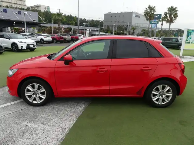 アウディ Ａ１ スポーツバック 1．4TFSI 千葉県 2012(平24)年 3.1万km ミサノレッドパールエフェクト 純正ナビ/地デジTV/【DVD/CD再生機能　Bluetooth接続】/革巻きステアリング/ETC/HID/純正15インチアルミホイル/スマートキー
