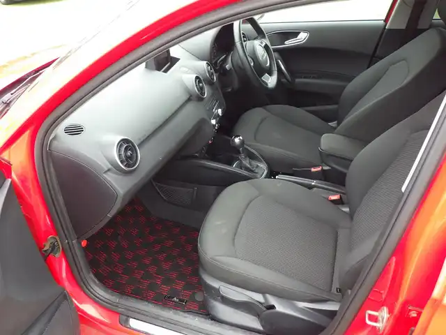 アウディ Ａ１ スポーツバック 1．4TFSI 千葉県 2012(平24)年 3.1万km ミサノレッドパールエフェクト 純正ナビ/地デジTV/【DVD/CD再生機能　Bluetooth接続】/革巻きステアリング/ETC/HID/純正15インチアルミホイル/スマートキー