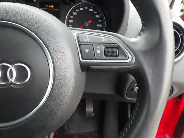 アウディ Ａ１ スポーツバック 1．4TFSI 千葉県 2012(平24)年 3.1万km ミサノレッドパールエフェクト 純正ナビ/地デジTV/【DVD/CD再生機能　Bluetooth接続】/革巻きステアリング/ETC/HID/純正15インチアルミホイル/スマートキー