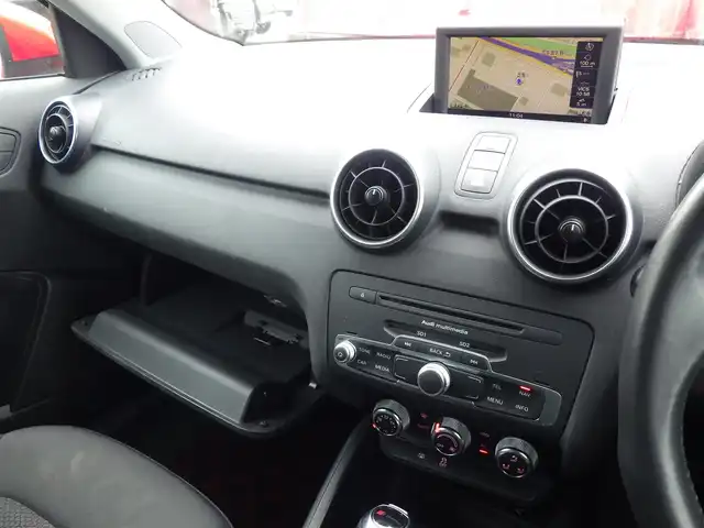 アウディ Ａ１ スポーツバック 1．4TFSI 千葉県 2012(平24)年 3.1万km ミサノレッドパールエフェクト 純正ナビ/地デジTV/【DVD/CD再生機能　Bluetooth接続】/革巻きステアリング/ETC/HID/純正15インチアルミホイル/スマートキー