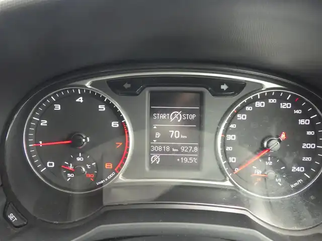 アウディ Ａ１ スポーツバック 1．4TFSI 千葉県 2012(平24)年 3.1万km ミサノレッドパールエフェクト 純正ナビ/地デジTV/【DVD/CD再生機能　Bluetooth接続】/革巻きステアリング/ETC/HID/純正15インチアルミホイル/スマートキー