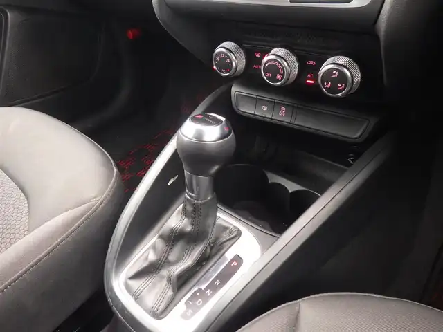 アウディ Ａ１ スポーツバック 1．4TFSI 千葉県 2012(平24)年 3.1万km ミサノレッドパールエフェクト 純正ナビ/地デジTV/【DVD/CD再生機能　Bluetooth接続】/革巻きステアリング/ETC/HID/純正15インチアルミホイル/スマートキー