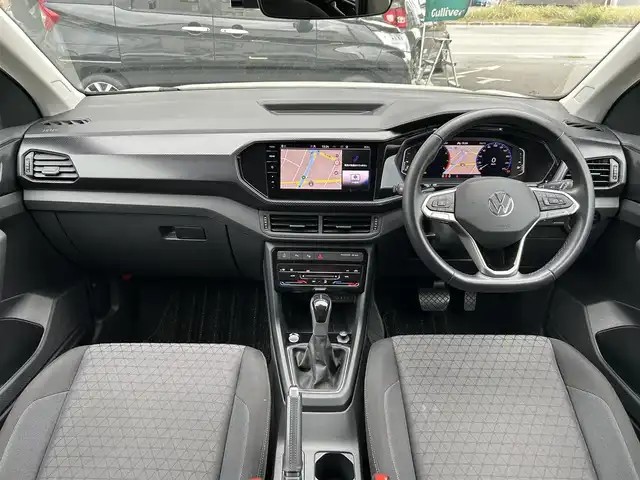 フォルクスワーゲン ＶＷ Ｔ－クロス TSI アクティブ 福岡県 2022(令4)年 1.3万km グレー 禁煙車/純正ディスプレイオーディオ/（Bluetooth、アップルカープレイ）/レーダークルーズコントロール/パドルシフト/スマートキー・/プッシュスタート/クリアランスソナー/パーキングアシスト/純正16インチアルミホイール/純正LEDヘッドライト/純正フロアマット/ルーフレール/ビルトインETC/コーナーセンサー/革巻きハンドル/バックカメラ/ドライブレコーダー/フォグランプ/スマートキー×2/保証書/取扱説明書