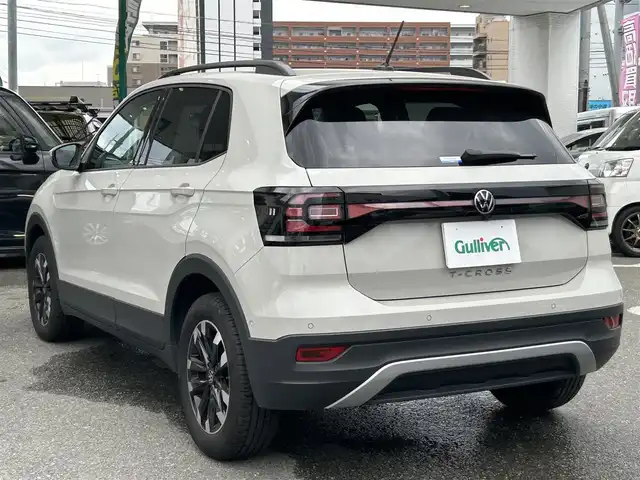フォルクスワーゲン ＶＷ Ｔ－クロス TSI アクティブ 福岡県 2022(令4)年 1.3万km グレー 禁煙車/純正ディスプレイオーディオ/（Bluetooth、アップルカープレイ）/レーダークルーズコントロール/パドルシフト/スマートキー・/プッシュスタート/クリアランスソナー/パーキングアシスト/純正16インチアルミホイール/純正LEDヘッドライト/純正フロアマット/ルーフレール/ビルトインETC/コーナーセンサー/革巻きハンドル/バックカメラ/ドライブレコーダー/フォグランプ/スマートキー×2/保証書/取扱説明書