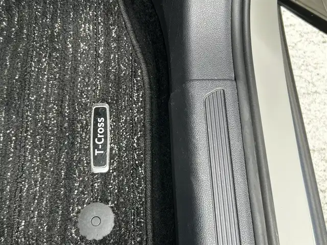 フォルクスワーゲン ＶＷ Ｔ－クロス TSI アクティブ 福岡県 2022(令4)年 1.3万km グレー 禁煙車/純正ディスプレイオーディオ/（Bluetooth、アップルカープレイ）/レーダークルーズコントロール/パドルシフト/スマートキー・/プッシュスタート/クリアランスソナー/パーキングアシスト/純正16インチアルミホイール/純正LEDヘッドライト/純正フロアマット/ルーフレール/ビルトインETC/コーナーセンサー/革巻きハンドル/バックカメラ/ドライブレコーダー/フォグランプ/スマートキー×2/保証書/取扱説明書