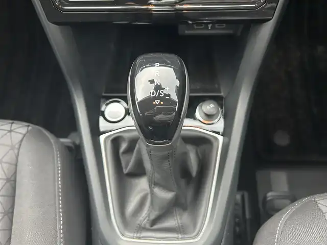 フォルクスワーゲン ＶＷ Ｔ－クロス TSI アクティブ 福岡県 2022(令4)年 1.3万km グレー 禁煙車/純正ディスプレイオーディオ/（Bluetooth、アップルカープレイ）/レーダークルーズコントロール/パドルシフト/スマートキー・/プッシュスタート/クリアランスソナー/パーキングアシスト/純正16インチアルミホイール/純正LEDヘッドライト/純正フロアマット/ルーフレール/ビルトインETC/コーナーセンサー/革巻きハンドル/バックカメラ/ドライブレコーダー/フォグランプ/スマートキー×2/保証書/取扱説明書