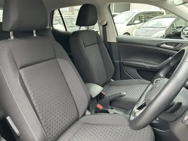 フォルクスワーゲン ＶＷ Ｔ－クロス TSI アクティブ 福岡県 2022(令4)年 1.3万km グレー 禁煙車/純正ディスプレイオーディオ/（Bluetooth、アップルカープレイ）/レーダークルーズコントロール/パドルシフト/スマートキー・/プッシュスタート/クリアランスソナー/パーキングアシスト/純正16インチアルミホイール/純正LEDヘッドライト/純正フロアマット/ルーフレール/ビルトインETC/コーナーセンサー/革巻きハンドル/バックカメラ/ドライブレコーダー/フォグランプ/スマートキー×2/保証書/取扱説明書