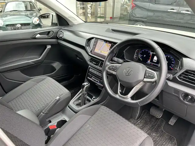 フォルクスワーゲン ＶＷ Ｔ－クロス TSI アクティブ 福岡県 2022(令4)年 1.3万km グレー 禁煙車/純正ディスプレイオーディオ/（Bluetooth、アップルカープレイ）/レーダークルーズコントロール/パドルシフト/スマートキー・/プッシュスタート/クリアランスソナー/パーキングアシスト/純正16インチアルミホイール/純正LEDヘッドライト/純正フロアマット/ルーフレール/ビルトインETC/コーナーセンサー/革巻きハンドル/バックカメラ/ドライブレコーダー/フォグランプ/スマートキー×2/保証書/取扱説明書