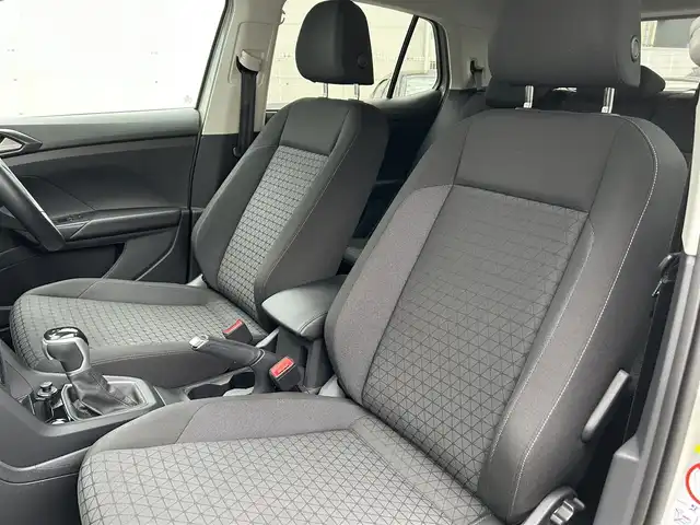 フォルクスワーゲン ＶＷ Ｔ－クロス TSI アクティブ 福岡県 2022(令4)年 1.3万km グレー 禁煙車/純正ディスプレイオーディオ/（Bluetooth、アップルカープレイ）/レーダークルーズコントロール/パドルシフト/スマートキー・/プッシュスタート/クリアランスソナー/パーキングアシスト/純正16インチアルミホイール/純正LEDヘッドライト/純正フロアマット/ルーフレール/ビルトインETC/コーナーセンサー/革巻きハンドル/バックカメラ/ドライブレコーダー/フォグランプ/スマートキー×2/保証書/取扱説明書