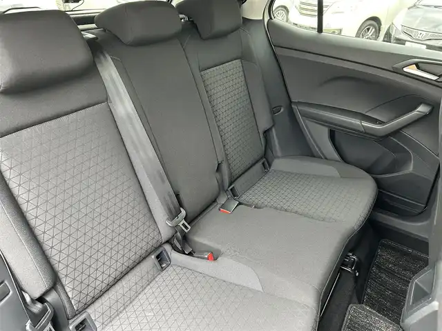 フォルクスワーゲン ＶＷ Ｔ－クロス TSI アクティブ 福岡県 2022(令4)年 1.3万km グレー 禁煙車/純正ディスプレイオーディオ/（Bluetooth、アップルカープレイ）/レーダークルーズコントロール/パドルシフト/スマートキー・/プッシュスタート/クリアランスソナー/パーキングアシスト/純正16インチアルミホイール/純正LEDヘッドライト/純正フロアマット/ルーフレール/ビルトインETC/コーナーセンサー/革巻きハンドル/バックカメラ/ドライブレコーダー/フォグランプ/スマートキー×2/保証書/取扱説明書