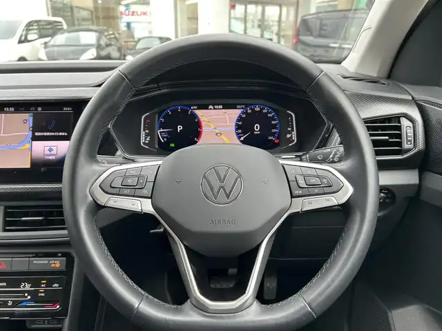 フォルクスワーゲン ＶＷ Ｔ－クロス TSI アクティブ 福岡県 2022(令4)年 1.3万km グレー 禁煙車/純正ディスプレイオーディオ/（Bluetooth、アップルカープレイ）/レーダークルーズコントロール/パドルシフト/スマートキー・/プッシュスタート/クリアランスソナー/パーキングアシスト/純正16インチアルミホイール/純正LEDヘッドライト/純正フロアマット/ルーフレール/ビルトインETC/コーナーセンサー/革巻きハンドル/バックカメラ/ドライブレコーダー/フォグランプ/スマートキー×2/保証書/取扱説明書