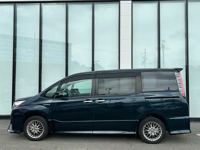 トヨタ ノア ハイブリッド Si ダブルバイビーⅡ 大阪府 2019(令1)年 3.3万km ブラッキッシュアゲハガラスフレーク 社外９インチナビ/   フルセグTV/CD/DVD/Bluetooth/USB/バックモニター/１０．１インチ後席モニター/（登録時走行距離 32629km）/衝突軽減ブレーキ/横滑り防止装置/前席シートヒーター/クルーズコントロール/両側パワースライドドア/ドライブレコーダー/ハーフレザーシート/オートマチックハイビーム/純正16インチアルミホイール/コーナーセンサー/プッシュスタート/スマートキー/ＥＴＣ/ＬＥＤライト