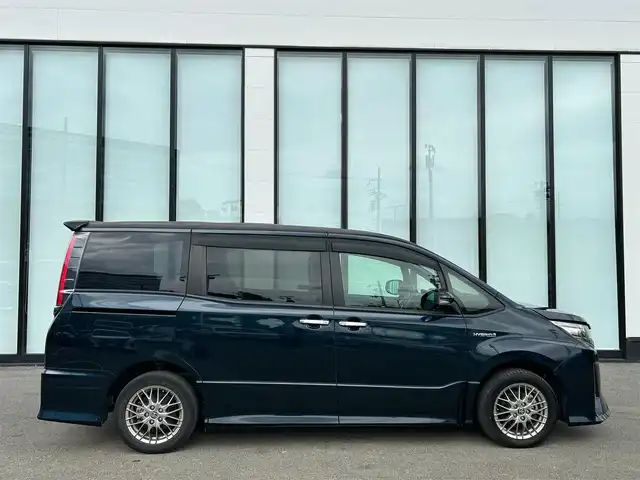 トヨタ ノア ハイブリッド Si ダブルバイビーⅡ 大阪府 2019(令1)年 3.3万km ブラッキッシュアゲハガラスフレーク 社外９インチナビ/   フルセグTV/CD/DVD/Bluetooth/USB/バックモニター/１０．１インチ後席モニター/（登録時走行距離 32629km）/衝突軽減ブレーキ/横滑り防止装置/前席シートヒーター/クルーズコントロール/両側パワースライドドア/ドライブレコーダー/ハーフレザーシート/オートマチックハイビーム/純正16インチアルミホイール/コーナーセンサー/プッシュスタート/スマートキー/ＥＴＣ/ＬＥＤライト