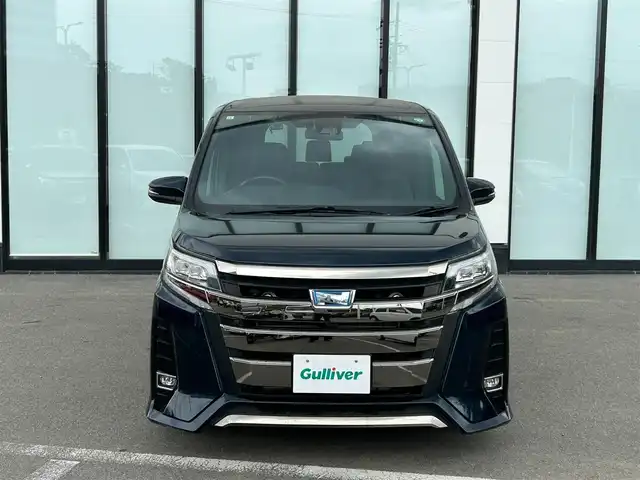 トヨタ ノア ハイブリッド Si ダブルバイビーⅡ 大阪府 2019(令1)年 3.3万km ブラッキッシュアゲハガラスフレーク 社外９インチナビ/   フルセグTV/CD/DVD/Bluetooth/USB/バックモニター/１０．１インチ後席モニター/（登録時走行距離 32629km）/衝突軽減ブレーキ/横滑り防止装置/前席シートヒーター/クルーズコントロール/両側パワースライドドア/ドライブレコーダー/ハーフレザーシート/オートマチックハイビーム/純正16インチアルミホイール/コーナーセンサー/プッシュスタート/スマートキー/ＥＴＣ/ＬＥＤライト