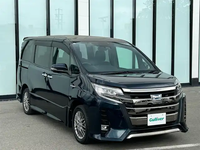 トヨタ ノア ハイブリッド Si ダブルバイビーⅡ 大阪府 2019(令1)年 3.3万km ブラッキッシュアゲハガラスフレーク 社外９インチナビ/   フルセグTV/CD/DVD/Bluetooth/USB/バックモニター/１０．１インチ後席モニター/（登録時走行距離 32629km）/衝突軽減ブレーキ/横滑り防止装置/前席シートヒーター/クルーズコントロール/両側パワースライドドア/ドライブレコーダー/ハーフレザーシート/オートマチックハイビーム/純正16インチアルミホイール/コーナーセンサー/プッシュスタート/スマートキー/ＥＴＣ/ＬＥＤライト