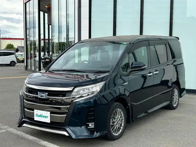 トヨタ ノア ハイブリッド Si ダブルバイビーⅡ 大阪府 2019(令1)年 3.3万km ブラッキッシュアゲハガラスフレーク 社外９インチナビ/   フルセグTV/CD/DVD/Bluetooth/USB/バックモニター/１０．１インチ後席モニター/（登録時走行距離 32629km）/衝突軽減ブレーキ/横滑り防止装置/前席シートヒーター/クルーズコントロール/両側パワースライドドア/ドライブレコーダー/ハーフレザーシート/オートマチックハイビーム/純正16インチアルミホイール/コーナーセンサー/プッシュスタート/スマートキー/ＥＴＣ/ＬＥＤライト