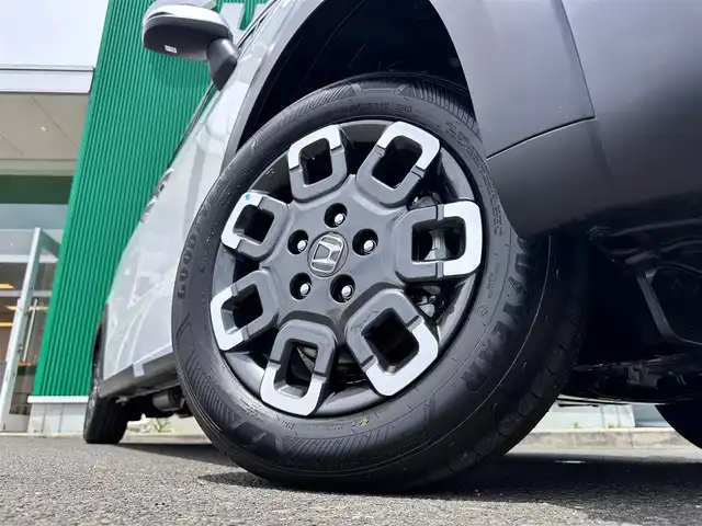 ホンダ フリード ハイブリット e:HEV クロスター 宮城県 2025(令7)年 0.1万km未満 プラチナホワイトパール 2列目キャプテンシート/リアクーラー/＝＝＝/ホンダセンシング/●衝突軽減ブレーキ（CMBS）/●先行車発進お知らせ機能/●歩行者事故低減ステアリング/●路外逸脱抑制機能/●標識認識機能/●渋滞追従機能付アダプティブクルーズコントロール（ACC）/●車線維持支援システム（LKAS）/●トラフィックジャムアシスト（渋滞運転支援機能）/●ブラインドスポットインフォメーション/●誤発進抑制機能/●後方誤発進抑制機能/●近距離衝突軽減ブレーキ/●急アクセル抑制機能/●パーキングセンサーシステム/●オートハイビーム/コンフォートビューパッケージ/純正9インチナビ（LXM-242ZFNI）/・Bluetooth/・AppleCarPlay/AndroidAuto/・フルセグTV/バックカメラ/両側パワースライドドア/ハーフレザーシート/前席シートヒーター/革巻きステアリング/LEDヘッドランプ/フォグランプ/オートライト/スマートキー＆プッシュスタート/スペアキー/電動格納ミラー/ルーフレール/純正15インチAW/W/サイド/カーテンエアバッグ