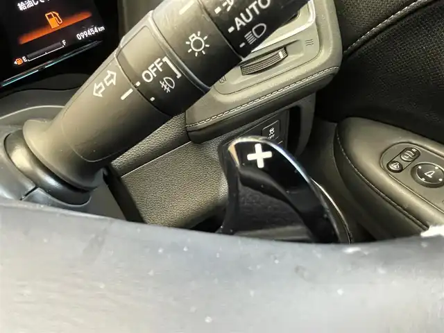 ホンダ ヴェゼル ハイブリッド Z ホンダセンシング 岩手県 2016(平28)年 10万km ホワイトオーキッドパール ４WD/ホンダセンシング/衝突軽減ブレーキ/アダプティブクルーズコントロール/車線維持支援システム/路外逸脱抑制機能/誤発進抑制機能/標識認識機能/横滑り防止装置/オートブレーキホールド/パドルシフト/チップアップリヤシート/前席シートヒーター/純正ナビ/（CD/DVD/フルセグ/SD/USB/HDMI/Bluetooth）/ステアリングスイッチ/バックカメラ/ETC/LEDヘッドライト/LEDフォグランプ/純正17インチアルミホイール